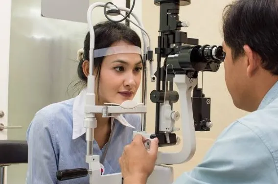 Waspadai Ablasio Retina pada Pengguna Kacamata Tinggi